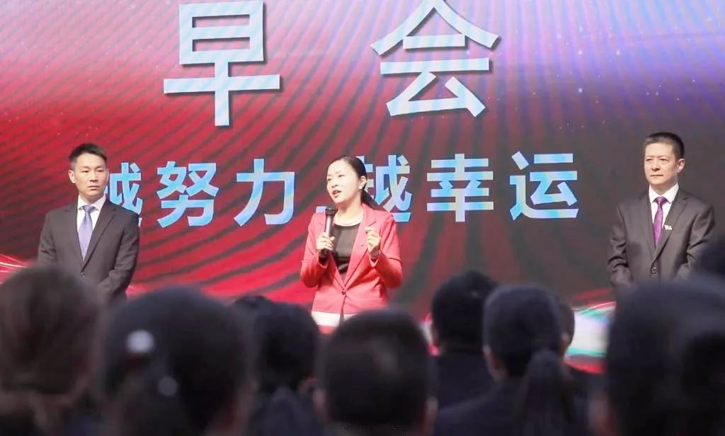 東方龍商務(wù)集團(tuán)成立5周年系列報(bào)道之四 服務(wù)篇《升級(jí)服務(wù)質(zhì)量永遠(yuǎn)在路上》