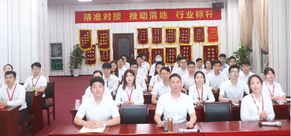 舉行新員工職業(yè)培訓，加強行業(yè)認知，塑造職業(yè)化心態(tài)，打造委托招商引資第一團隊！