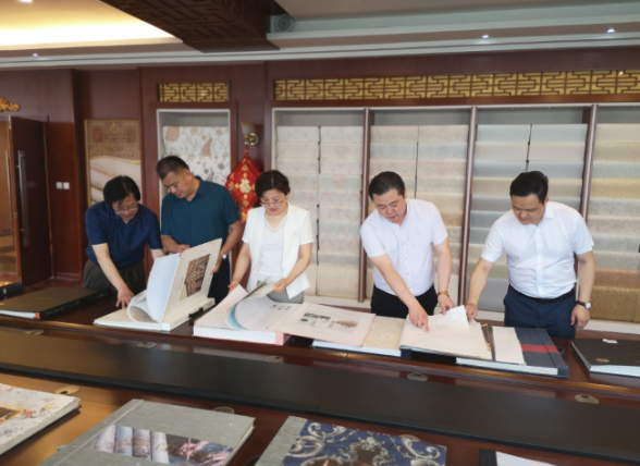 陪同政府園區(qū)赴品牌環(huán)保壁紙投資選址項目方對接考察，實現(xiàn)政企高效鏈接