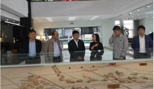 陪同政府園區(qū)赴特色田園綜合體投資選址項目方對接考察，達成繼續(xù)推進意向