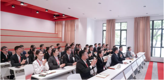 加大開發(fā)力度，迎接進(jìn)博會(huì)！10月下旬，集團(tuán)成功通過38個(gè)優(yōu)質(zhì)投資選址項(xiàng)目