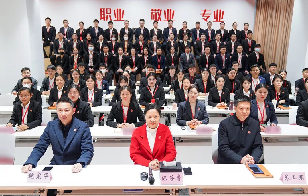 東方龍商務(wù)舉行2023年目標(biāo)責(zé)任書(shū)簽訂大會(huì)暨“開(kāi)門(mén)紅”競(jìng)賽再動(dòng)員