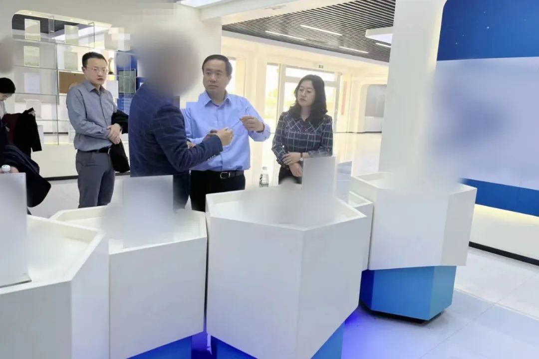 老牌制造商，為富士康等知名企業(yè)長期供貨！四川某地方政府實地對接高端光電材料配件生產投資選址項目