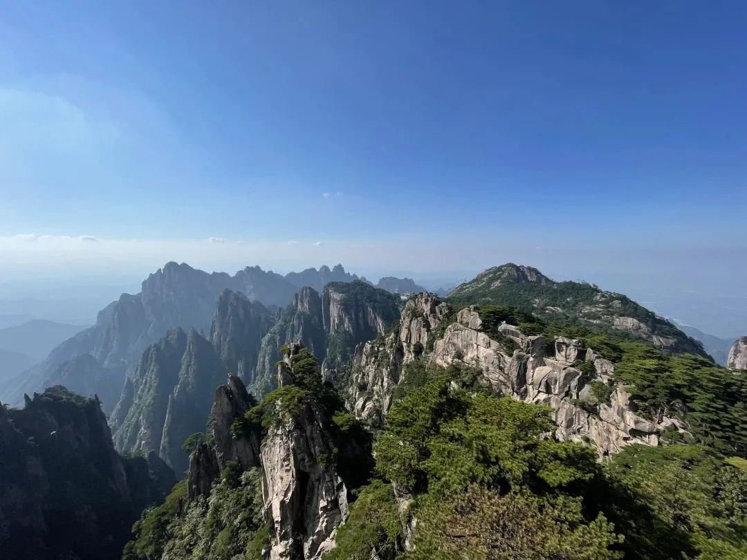 東方龍商務(wù)與春天有個約會！集團(tuán)100余人赴安徽黃山“團(tuán)建”，太嗨了！“奔跑二季度”——我們準(zhǔn)備好了！