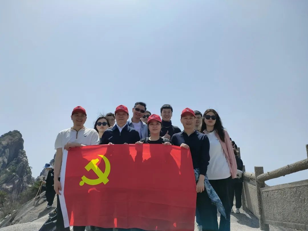 東方龍商務(wù)與春天有個約會！集團(tuán)100余人赴安徽黃山“團(tuán)建”，太嗨了！“奔跑二季度”——我們準(zhǔn)備好了！