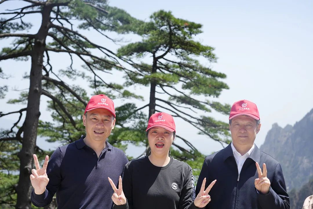 東方龍商務(wù)與春天有個約會！集團(tuán)100余人赴安徽黃山“團(tuán)建”，太嗨了！“奔跑二季度”——我們準(zhǔn)備好了！