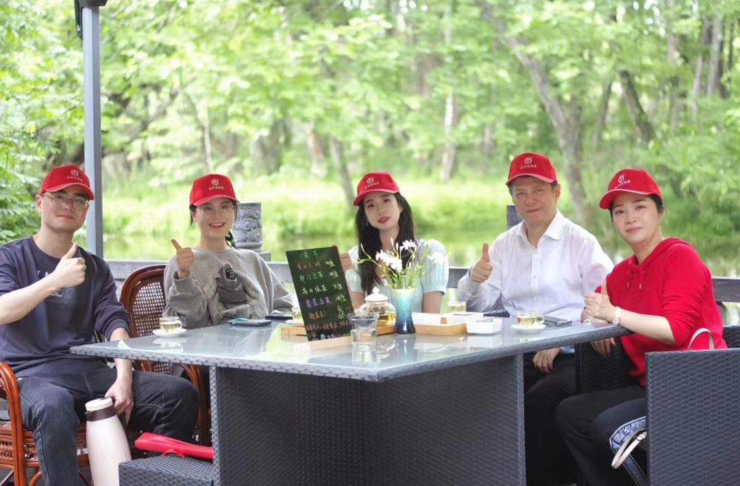 東方龍商務(wù)與春天有個約會！集團(tuán)100余人赴安徽黃山“團(tuán)建”，太嗨了！“奔跑二季度”——我們準(zhǔn)備好了！