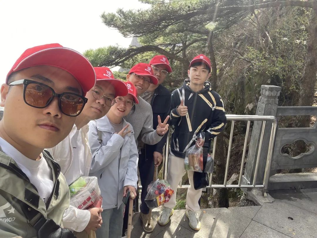 東方龍商務(wù)與春天有個約會！集團(tuán)100余人赴安徽黃山“團(tuán)建”，太嗨了！“奔跑二季度”——我們準(zhǔn)備好了！