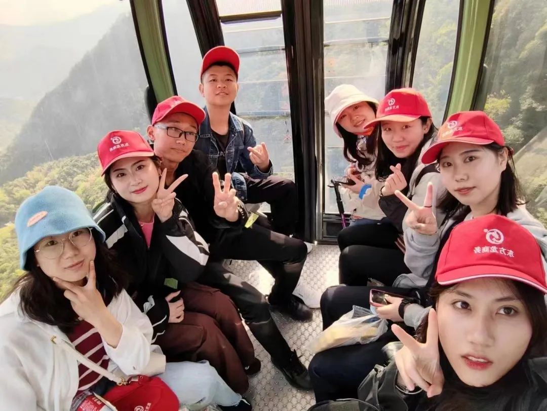 東方龍商務(wù)與春天有個約會！集團(tuán)100余人赴安徽黃山“團(tuán)建”，太嗨了！“奔跑二季度”——我們準(zhǔn)備好了！