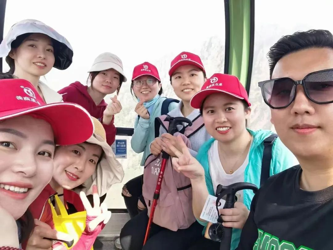 東方龍商務(wù)與春天有個約會！集團(tuán)100余人赴安徽黃山“團(tuán)建”，太嗨了！“奔跑二季度”——我們準(zhǔn)備好了！