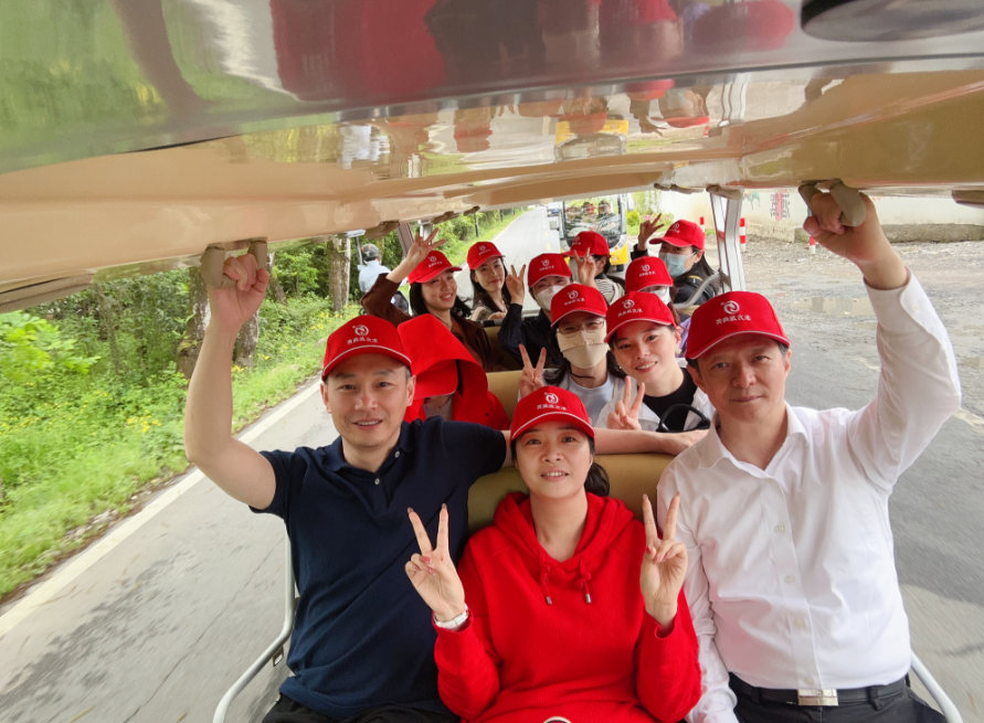 東方龍商務(wù)與春天有個約會！集團(tuán)100余人赴安徽黃山“團(tuán)建”，太嗨了！“奔跑二季度”——我們準(zhǔn)備好了！