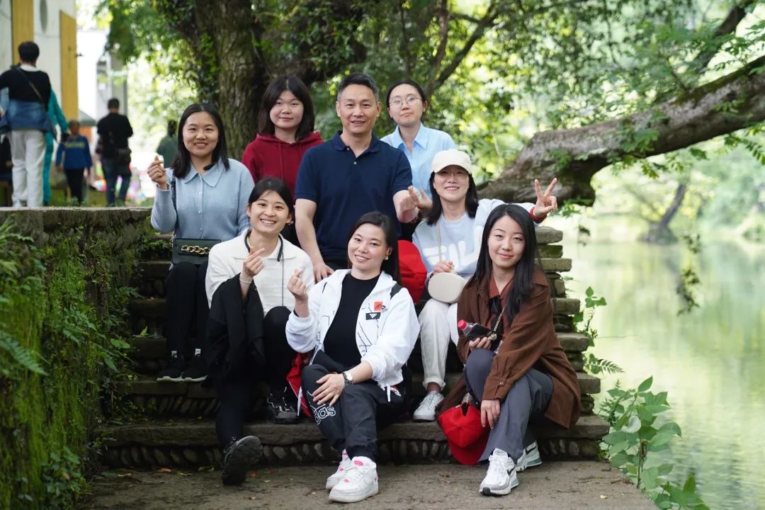 東方龍商務(wù)與春天有個約會！集團(tuán)100余人赴安徽黃山“團(tuán)建”，太嗨了！“奔跑二季度”——我們準(zhǔn)備好了！