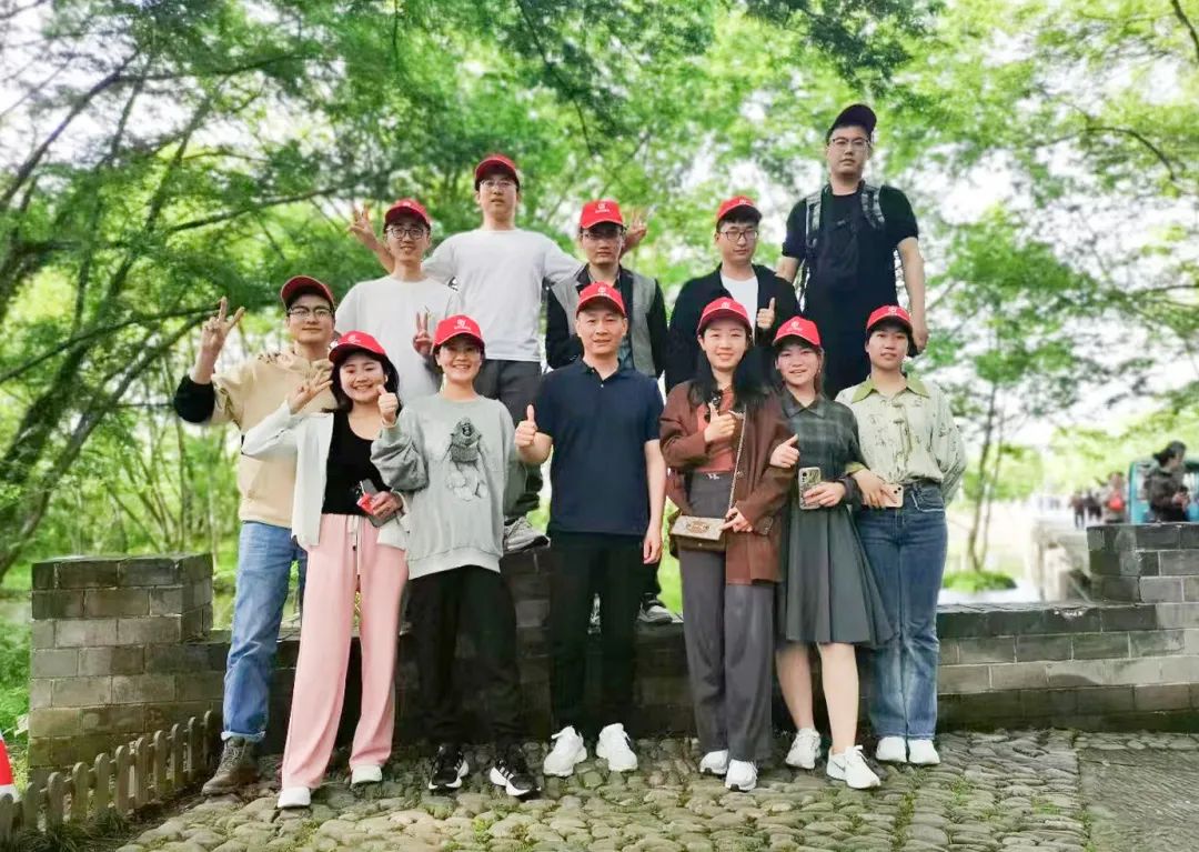 東方龍商務(wù)與春天有個約會！集團(tuán)100余人赴安徽黃山“團(tuán)建”，太嗨了！“奔跑二季度”——我們準(zhǔn)備好了！