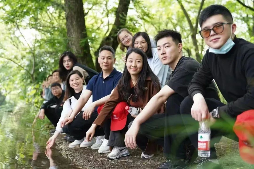 東方龍商務(wù)與春天有個約會！集團(tuán)100余人赴安徽黃山“團(tuán)建”，太嗨了！“奔跑二季度”——我們準(zhǔn)備好了！