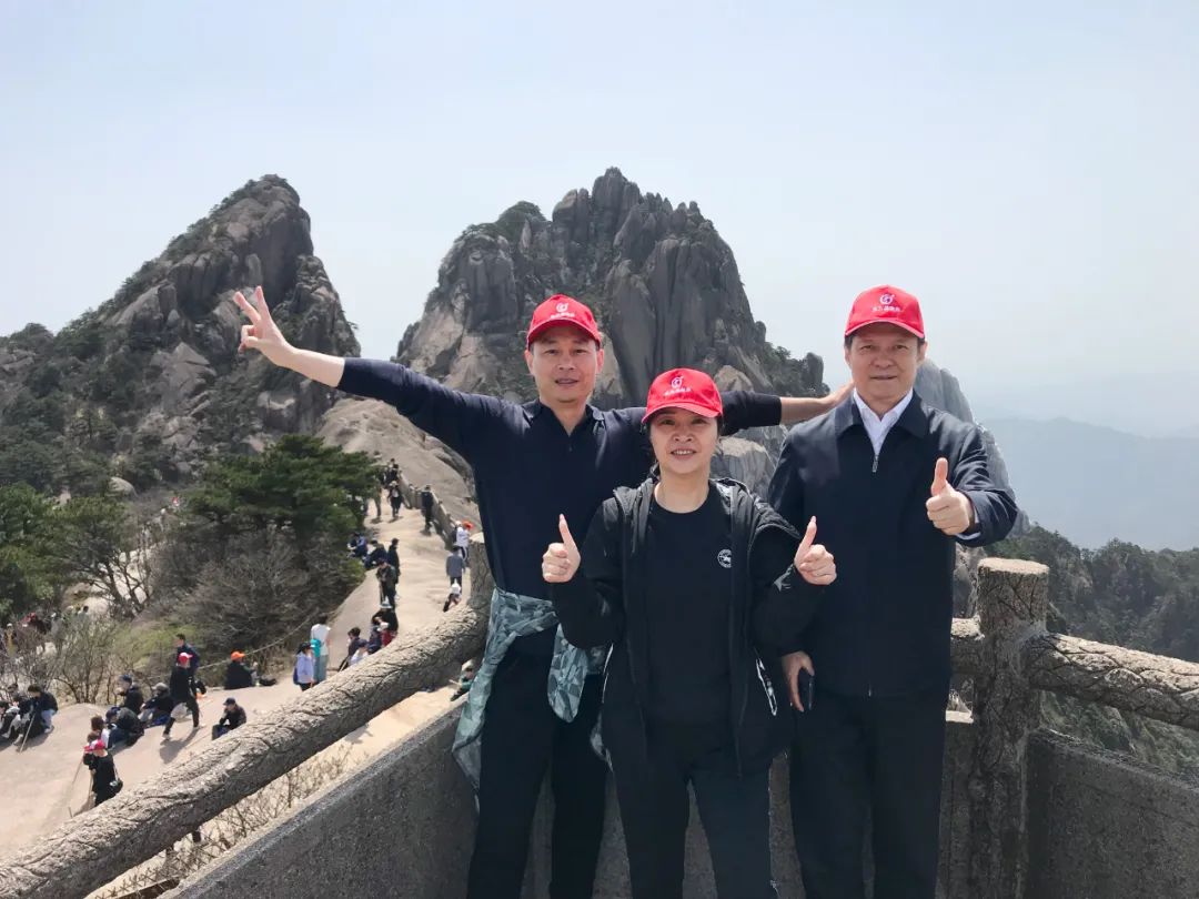 東方龍商務(wù)與春天有個約會！集團(tuán)100余人赴安徽黃山“團(tuán)建”，太嗨了！“奔跑二季度”——我們準(zhǔn)備好了！
