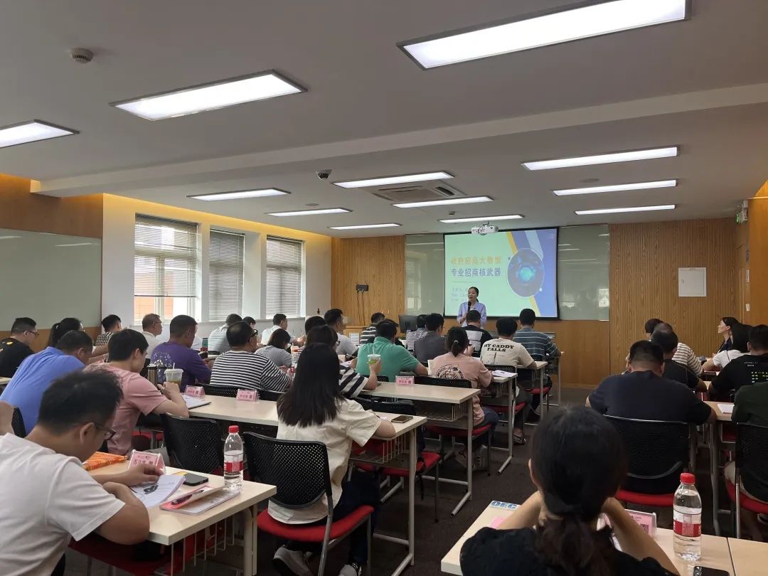 開(kāi)講啦！集團(tuán)董事長(zhǎng)/CEO陳谷音走進(jìn)上海交通大學(xué)講堂，為廣東海珠區(qū)石溪聯(lián)社考察團(tuán)做專(zhuān)業(yè)招商實(shí)戰(zhàn)培訓(xùn)